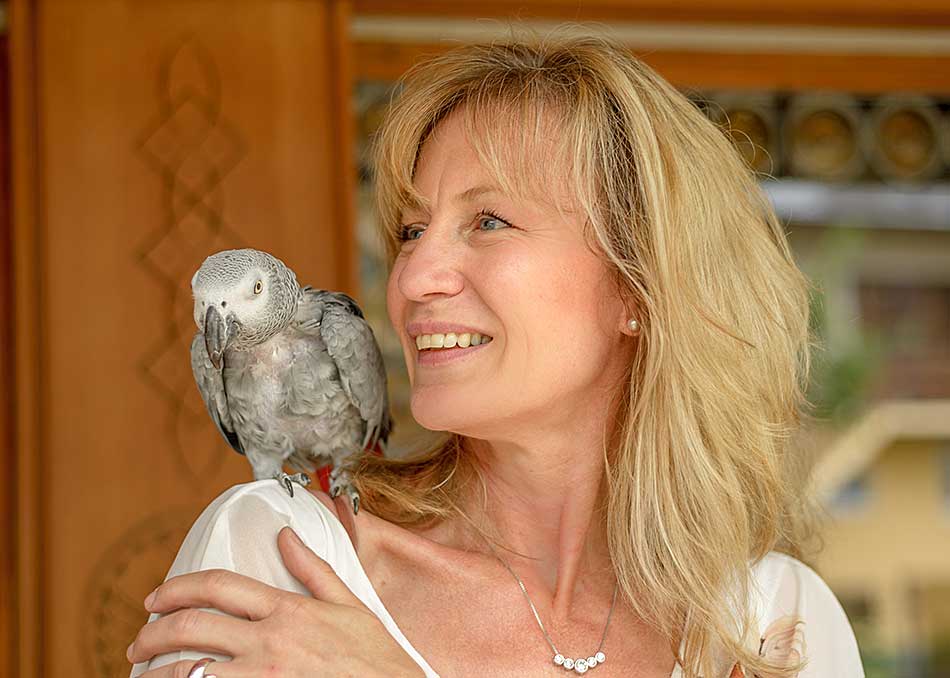Manuela Bakker-Loretan avec son perroquet domestique Sammy