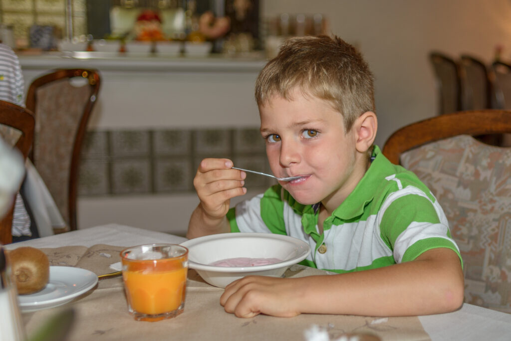 Junge am Frühstück essen